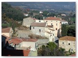 Verso la Fattoria di Castello. Al centro l'abside della vecchia chiesa di S.Stefano e la Fattoria (Foto P. Pagnini)