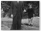 1950 - Il Colonnello Giuseppe Conte Trojani con il figlio Alessandro ai bagni Ausonia
