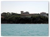 L' Hotel Godilonda navigando al traverso di punta Righini. Dietro la Torre medicea con la merlata ex villa Danieli. A dx  l'Hotel Villa Parisi.