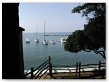 Dal lungomare Alberto Sordi uno scorcio riposante sul golfo dell'Ausonia.