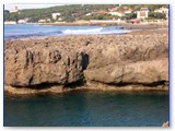 Fianco nord Baia di Crepatura. Il solco di battente a pelo d'acqua, tagliato da una fessura verticale.