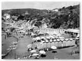 Anni '40 - La spiaggia  gi modernamente attrezzata.