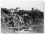 Anni '30 - Il Quercetano, non attrezzata 'spiaggia dei poveri' (i ricchi vanno all'Ausonia), con la scala 'Capei' e la villa dalla famiglia di Iginio Spadolini.