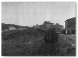 1904 - La seicentesca chiesina di S. Andrea. Di fronte una delle case coloniche di propriet della famiglia Dani demolita nel dopoguerra.