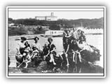 1905 - Bagnanti al mare ben vestiti, bambini compresi. Per scoprirsi ci vorranno ancora anni