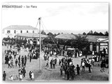 1907 - La piazza da palazzo Ginori. Ogni anno la fiera con l'immancabile albero della cuccagna. Sul fondo l'hotel Pineta.