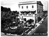 Anni '40 - Il ristorante 'La Rviera' guarda la piazza verso sud