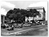 Anni '50 - La piazza nel primo dopoguerra. A sinistra c' ancora la Posta dei Franconi.