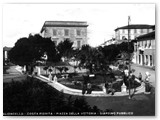 1936 - Sullo sfondo il palazzo Ginori. Il bar aprir nel 1946. A destra il primo distributore di benzina 