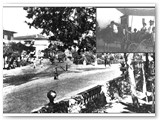 1937 - Piazza della Vittoria vista dal 'Dai-Dai' aperto nel '35. In alto il gelataio Tancredi