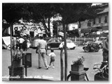 1955 - Piazza della Vittoria. A dx Albo Branchetti per lungo tempo gestore del distributore di benzina in piazza.