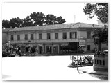 1950 - Piazza della Vittoria con il distributore Esso ex Raspolli ora dei Lucchesi davanti al bar.