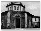 1929 - La chiesa non ha ancora il portale ed  intonacata solo nella parte superiore. A destra la canonica di Don Carlo Gradi.
