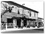 1950 - Bar Tabacchi Faccenda al posto della precedente locanda. A sx a una ringhiera zoomorfa dello specialista Duilio Franceschi.