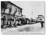 1930- Portovecchio. Le trattoria Faccenda a sx e la chiesa in costruzione a destra. Notare la pompa di benzina sul marciapiede. Una seconda  a Caletta (Collez.L.Camuzzi) 