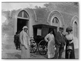 1920 - Il pittore Corcos alla stazione. La signora Corcos in primo piano