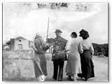 1920 - La famiglia Corcos a piedi verso la villa sulla punta