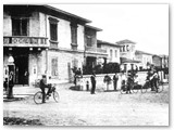 1930 - L'incrocio di via Marradi con l'Aurelia con il distributore di benzina a colonna. Nel fabbricato d'angolo dal 1963 c' la Banca Toscana.