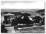 Anni '50. Qui era la scuola bombardata nel '44, oggi parcheggio con edicola. Difronte la Pensione Villa Fiorita nel 1957 gestita dai Vivaldi. Dietro la pensione Belvedere.