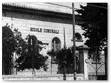 Anni 30 - Le scuole comunali dal 1911 lungo via Gorizia (ora parcheggio) demolite nel bombardamento del 1944.