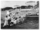 Anni '20, sulla spiaggia lungo il viale, oggi porto turistico.