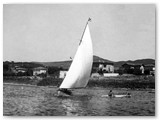 1955 - Veleggiando davanti a Caletta con la 'Issia' di Bruno Caracciolo (Arch. Caracciolo Turner)