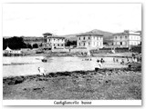 1880 - Al centro della spiaggia di Caletta sorgono i primi bagni su palafitte (Arch. D.Scaramal)