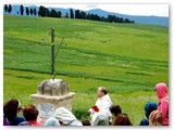 Epigrafe A RICORDO DEL LUOGO DOVE SORGEVA L'ANTICHISSIMA PIEVE DI CAMAIANO IL COMITATO PROMOTORE DEL PARCO CULTURALE DI CAMAIANO QUESTA CROCE PONEVA IL DI 1 MAGGIO 2017. Benedizione a cura del Diacono Carlo Vivaldi delegato del Vescovo Giusti.