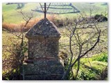 Crocifisso lungo la strada dei Campi Chiusi che porta a Villa Poggio Piano.