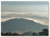 Poggio Iberna esce dalla nebbia mattutina