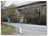 Il casotto di guardia della ex ferrovia oggi sotto il viadotto dell'A12