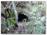 Piccolo rifugio bellico lungo il sentiero di cava