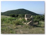 Quello che resta degli scavi del 2001-3. Sullo sfondo monte Carvoli 