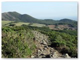 Monte Carvoli: la prima cinta muraria continua intorno alla collina

