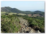 Monte Carvoli: la prima cinta muraria continua intorno alla collina.
