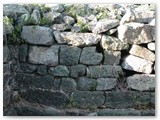 Monte Carvoli: primo piano della seconda cinta muraria, intorno alla sommit della collina. Si nota una sorta di muratura presente solo fra i blocchi in basso, i restanti sono posizionati a secco.