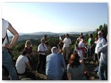 Monte Carvoli: spiegazioni nel punto dove la prima cinta muraria si interrompe creando l'unica porta, lato ovest.