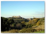 Parco dei Poggetti. Il castello nella sua posizione dominante.
