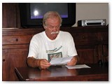 Alberto Lami, ideatore della passeggiata e simpatico accompagnatore, fa il commento finale agli intervenuti, prima della proiezione del filmato sui Macchiaioli e del ricco pranzo in piedi. Poi in pullman verso Castiglioncello.
