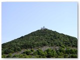 Raggiunto il belvedere, la cima del poggio  solo 60 m. pi su. Un sentiero consente di salire in vetta...ma non  in programma.