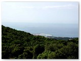 Dai 300 m. del belvedere verso sud. Il porto affollato ed il pontile Solvada sullo sfondo.