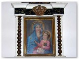 Madonna del Rosario, visibile alla destra del presbiterio.