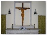 L'altare sul fondo, unico segno sacro