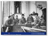 Luglio 1944 - Soldati della 34a divisione Toro consumano un veloce rancio nella chiesa di Rosignano M.mo danneggiata dai cannoneggiamenti. Sul tavolo a sx si nota la 'Ration K': polvere di calcinacci e polvere di piselli. REG.US.PAT.OF.OZ.NET WEIGHT. La maxifoto  stato messa in piazza della Chiesa sul lato dx  il 25 aprile 2008. (Foto tratta da 'Cecina anni di guerra' ed. Il Fitto pag.245)