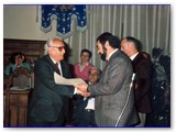 Il sindaco Danesin consegna una pergamena a Vero Dardini