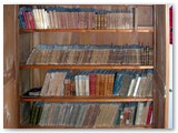 Fondo Pietro Gori-Una delle due librerie esposte con volumi di casa Gori.
