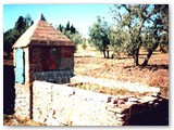 Pozzo presso la Maest. La chiusura esterna e' identica a quella della cisterna di P.za Gramsci prima della modifica del secolo scorso.(Foto inizio pag.) A dx l'a vasca abbeveratoio, sempre abbinato ai pozzi di campagna.
