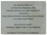 Dal 2005, la targa alla stazione di Vada in ricordo dei bambini ebrei deportati.