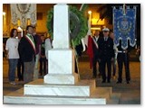 Il cippo in ricordo dei caduti di Vada in piazza Garibaldi.