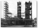 1978 - L'impianto Pirolisi costruito nel 1962 e demolito negli anni '80. Produceva Trielina e Percloroetilene. Al centro la torcia dell'acetilene da CK alta 65 m.
